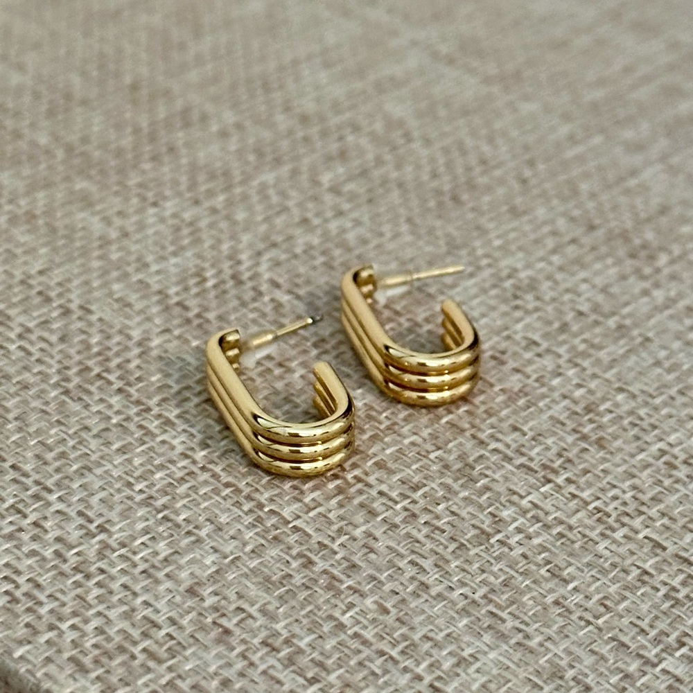 Elegant Gold Tone Hoop Earrings